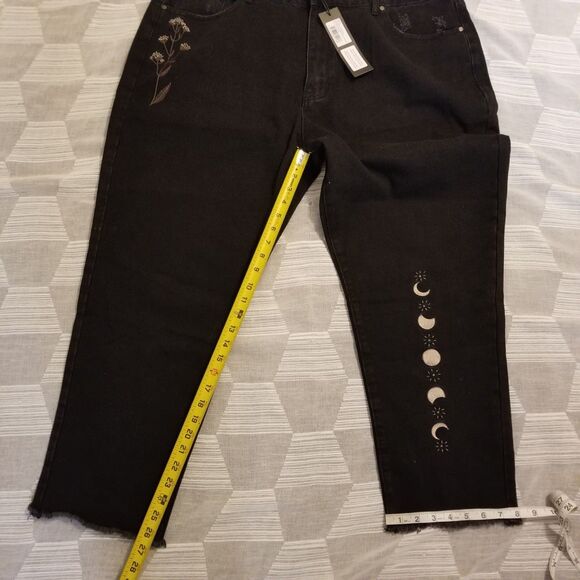 NWT Disturbia Griffinly Moon Embroidered Distressed Mom Jeans Black Size 38 - Picture 7 of 9